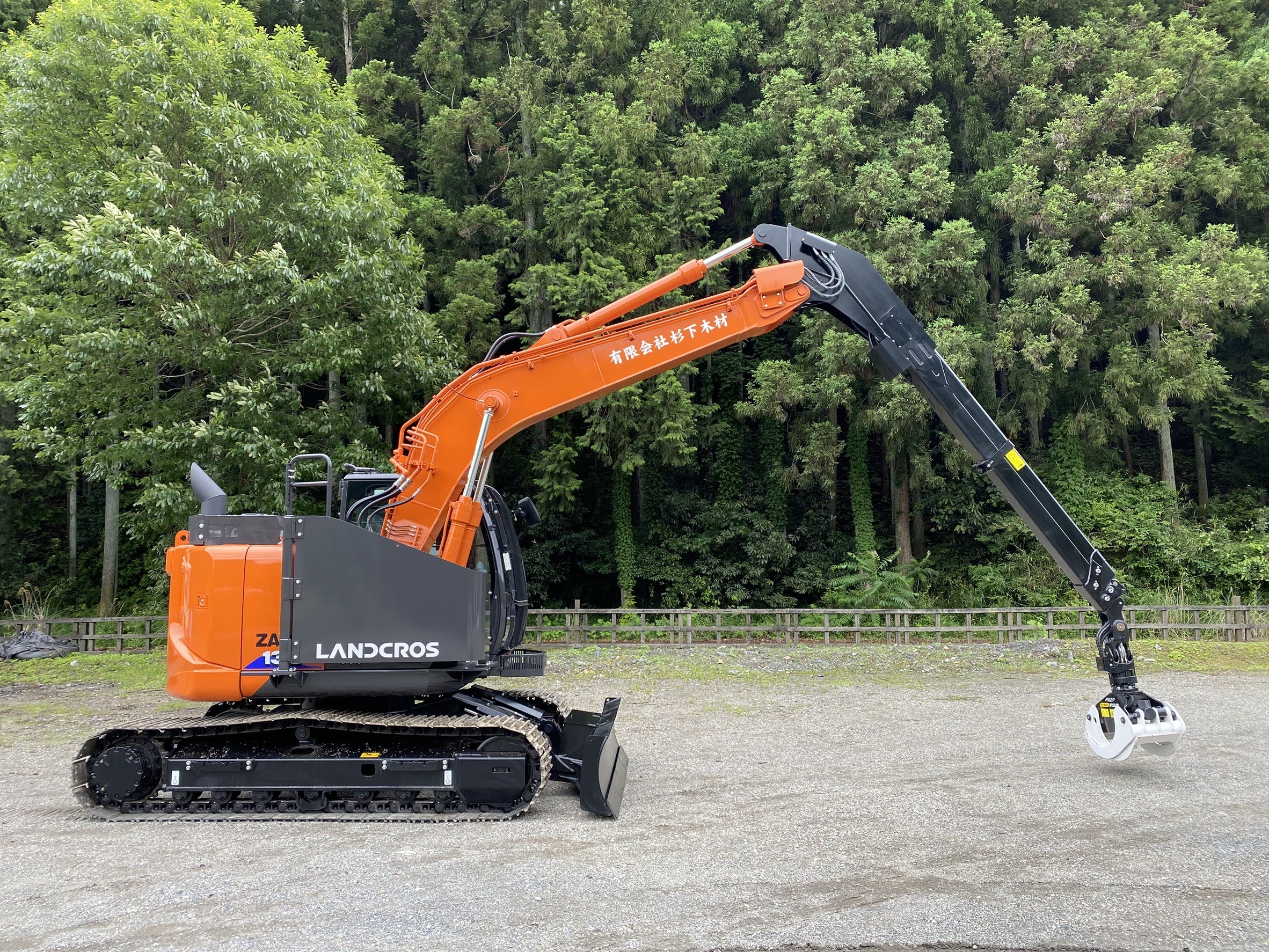 【納車事例】日立建機ZX135US-6 ロングリーチグラップル仕様｜PALFINGER製アームの国内1号機（兵庫県宍粟市 杉下木材様）